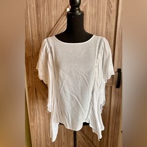 Soho NY and Company White ruffled blouse